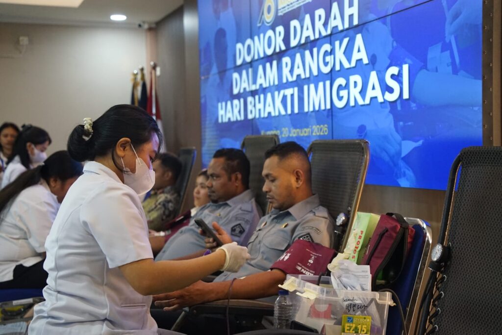 Aksi Donor Darah Kanwil Ditjen Imigrasi NTT dan Lintas Kementerian Memperingati HBI
