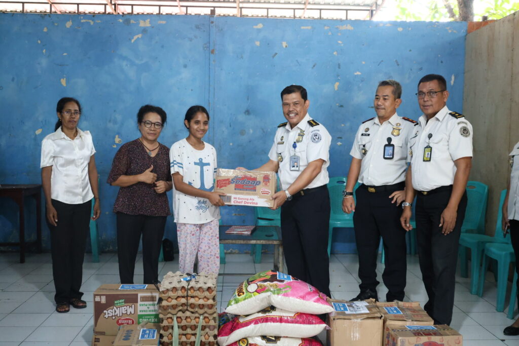 KabagTUM Kanwil Ditjen Imigrasi NTT dalam Kegiatan Bakti Sosial Memperingati HBI