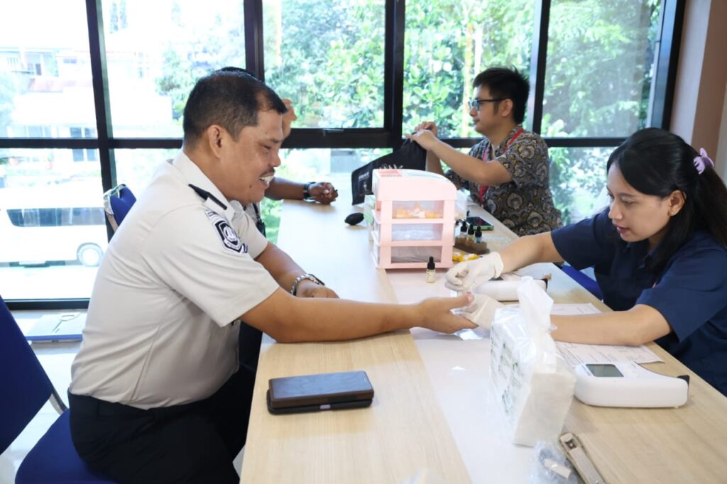 KabagTUM Kanwil Ditjen Imigrasi NTT dalam Kegiatan Donor Darah HBI