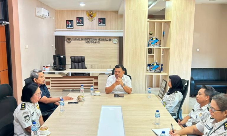 Cover Kakanwil Ditjen Imigrasi NTT Rapat dengan Rudenim Kupang