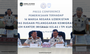 Cover Konferensi Pers Kakanwil Ditjen Imigrasi NTT Terkait 16 WNA Uzbekistan