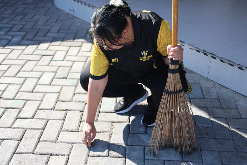 Giat Bersih-Bersih dalam Kanwil Ditjen Imigrasi NTT