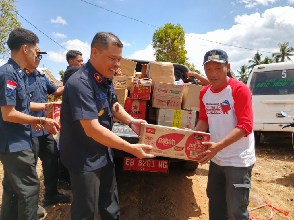 Kakanwil Ditjen Imigrasi NTT Salurkan Bantuan Korban Gempa Flores