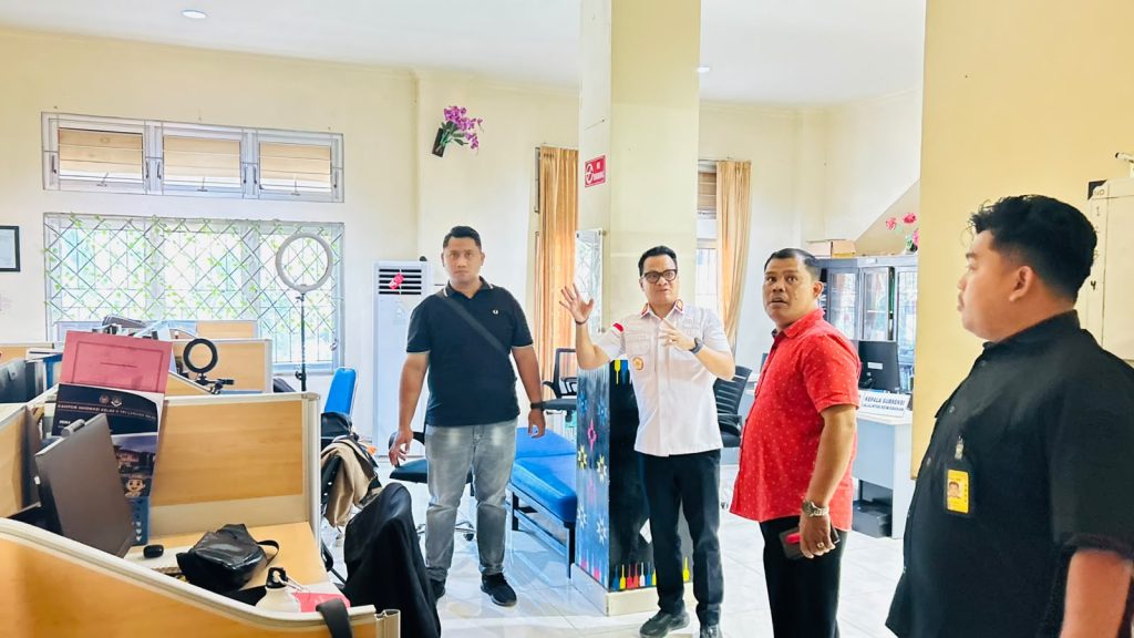 Kakanwil Ditjen Imigrasi NTT Tinjau Lokasi Gempa Flores