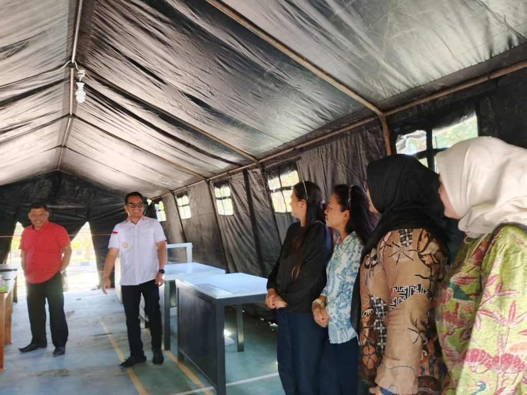 Ketua DWP Kanwil Ditjen Imigrasi NTT Tinjau Kanim Pasca Gempa Bumi