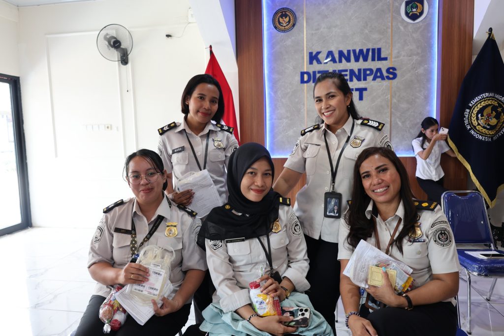 Pegawai Imigrasi NTT Ikuti Donor Darah dalam Rangka HUT RI Ke 81