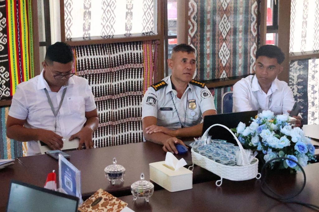 Plt Kabagtum Kanwil Ditjen Imigrasi NTT Berikan Arahan pada Peserta Magang