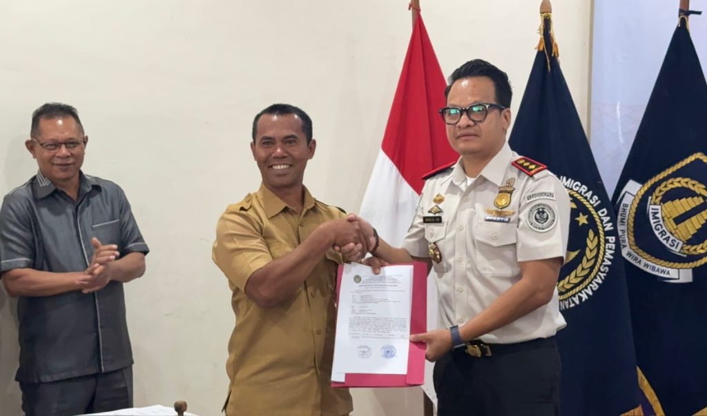 Serah Terima Motor Hibah untuk Desa Binaan Imigrasi NTT